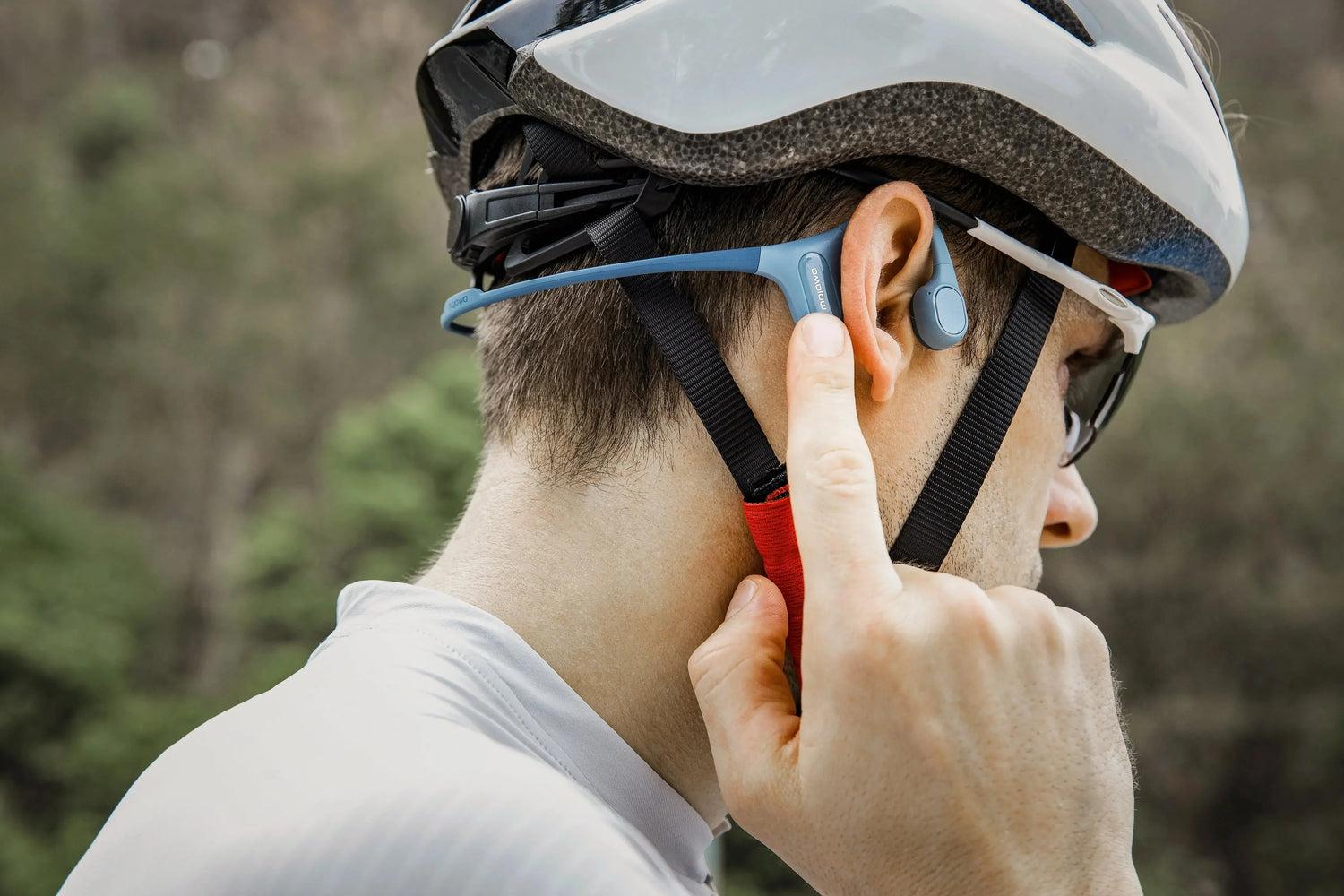How Bone Conduction Headphones Keep You Safe and Sane in the City - Mojawa