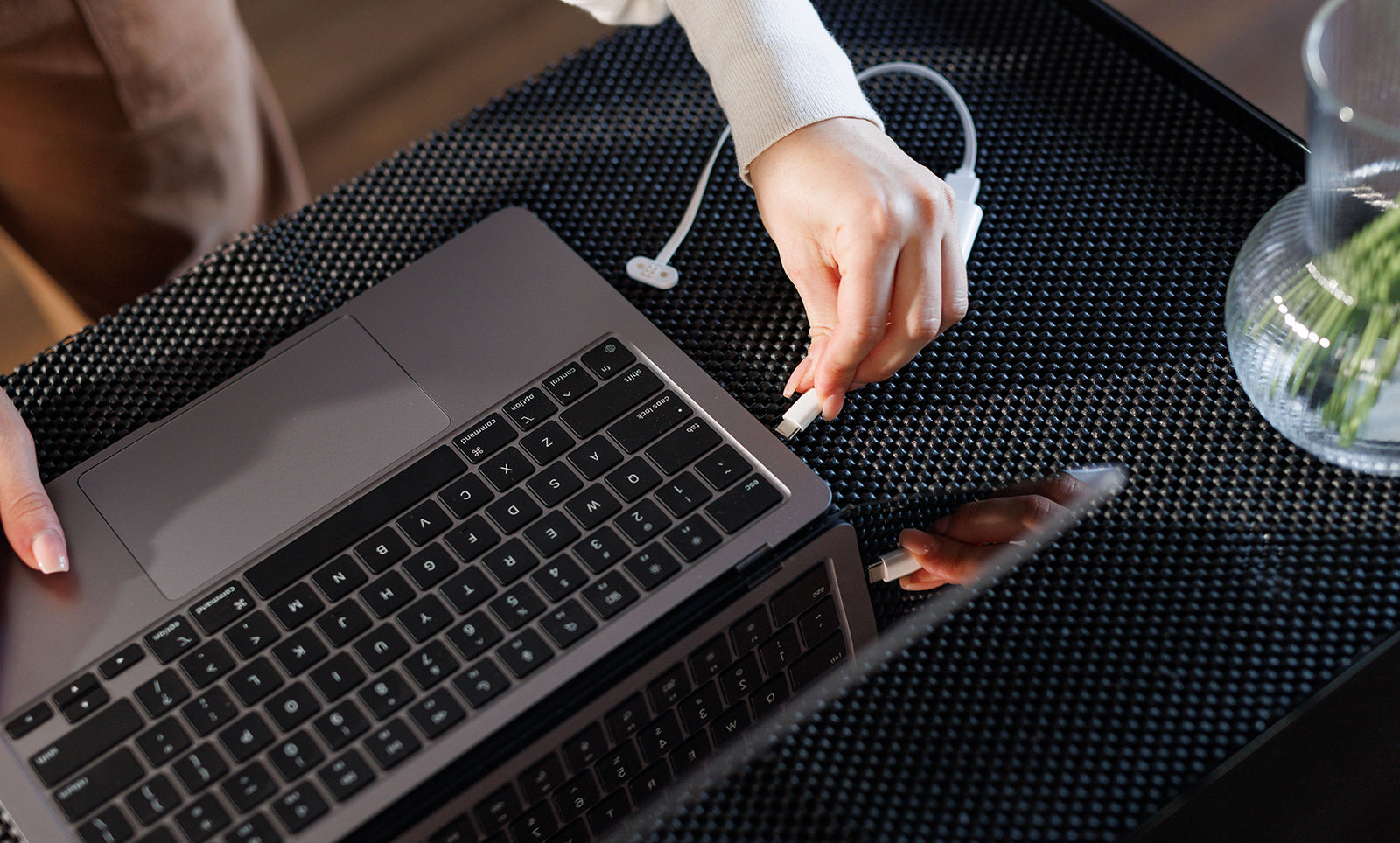 Hand, Personal computer, Laptop, Computer, Netbook, Space bar, Input device, Gesture, Computer keyboard, Finger